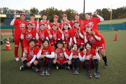 日本女子软式垒球联赛3连胜达成！集体照